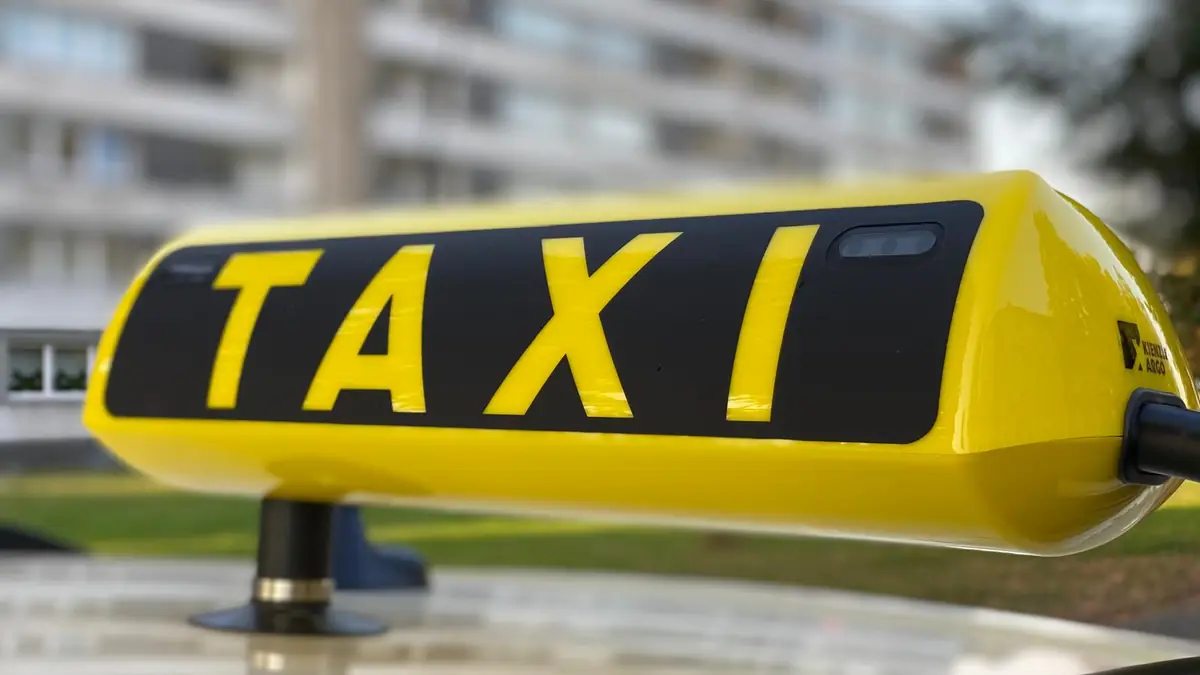 Taxi Link Mettmann – Taxischild auf dem Dach